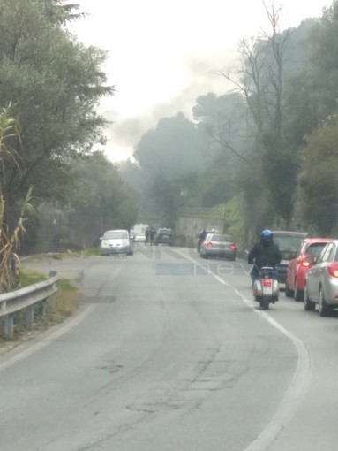 Furgone in fiamme sulla strada provinciale tra Camporosso e Dolceacqua, vigili del fuoco in azione