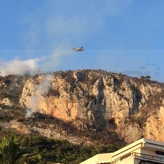 Incendio sulle colline dietro Mentone: autostrada chiusa tra la cittadina della Costa Azzurra e Ventimiglia Incendio sulle colline dietro Mentone: autostrada chiusa tra la cittadina della Costa Azzurra e Ventimiglia