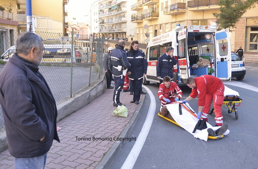 Sanremo: anziano investito in via San Francesco da una Vespa, trasportato in ospedale
