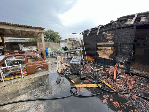 Ventimiglia: a fuoco un capanno utilizzato come ricovero attrezzi a Peglia, intervento dei Vigili del Fuoco (Foto) Ventimiglia: a fuoco un capanno utilizzato come ricovero attrezzi a Peglia, intervento dei Vigili del Fuoco (Foto)