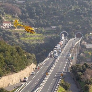 Sanremo: scontro tra un furgone e un camion in autostrada, intervento dell'elicottero (Foto) Sanremo: scontro tra un furgone e un camion in autostrada, intervento dell'elicottero (Foto)