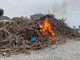 Ventimiglia: catasta di legna data alle fiamme sulla spiaggia, pronto intervento dei Vigili del Fuoco (Foto)