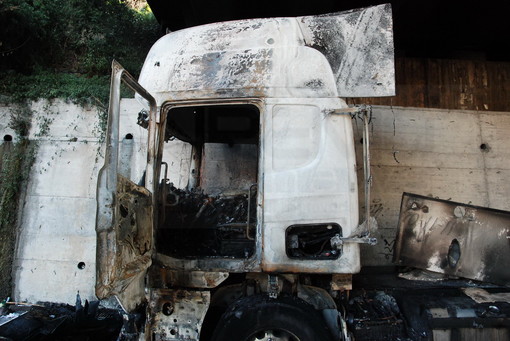 Dopo l'incendio del camion di ieri deviazione di carreggiata da mezzanotte tra Andora e San Bartolomeo al Mare Dopo l'incendio del camion di ieri deviazione di carreggiata da mezzanotte tra Andora e San Bartolomeo al Mare