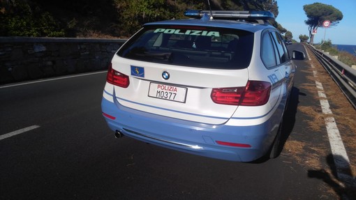 Trova in autostrada uno zaino con dentro 8 mila euro e un orologio di lusso: proprietario rintracciato grazie alla Polizia