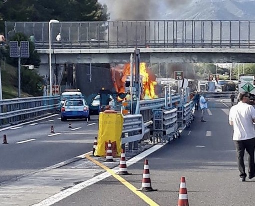 Camion in fiamme sulla A10 tra Andora e San Bartolomeo al Mare, riaperta poco dopo le 20 l'autostrada