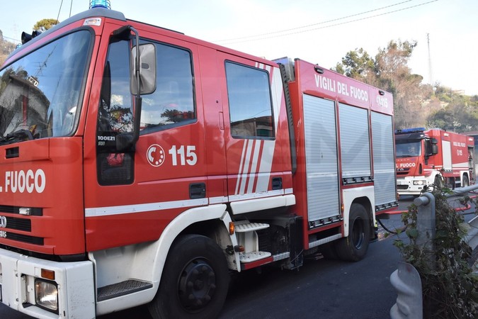 Doppio incendio nel Ponente: a fuoco due magazzini e un’auto a Civezza, rogo anche all’ex stazione di Imperia