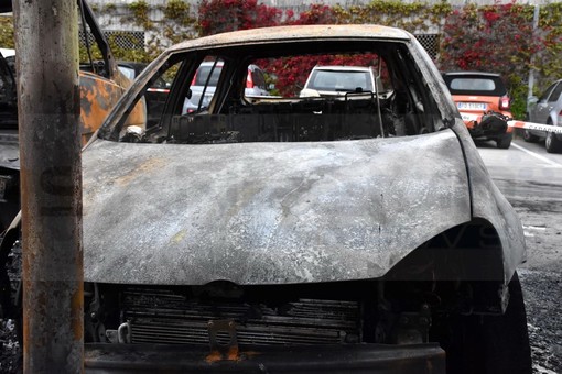 San Bartolomeo al Mare: brucia un'auto in via Cristoforo Colombo, intervento dei Vigili del Fuoco