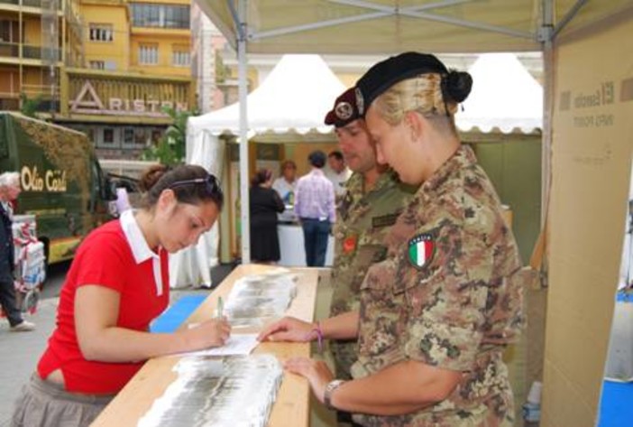 Numerosi contatti all'Infopoint dell'Esercito Italiano durante la manifestazione 'Tutta Dritta Sanremo'