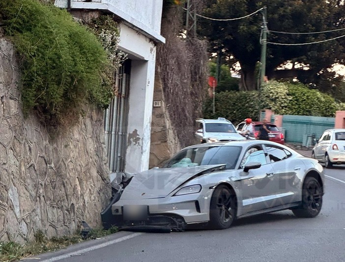 Bordighera: con la Prosche contro il muro sull'Aurelia, l'incidente questa sera nella zona di Arziglia (Foto) Bordighera: con la Prosche contro il muro sull'Aurelia, l'incidente questa sera nella zona di Arziglia (Foto)
