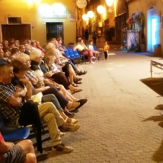 Riva Ligure: grande successo per l'apertura della rassegna letteraria “Sale in Zucca” con un omaggio al Festival della Canzone Italiana