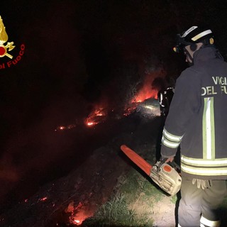 Ventimiglia: incendi stanotte a Roverino negli accampamenti dei migranti, intervento dei Vigili del Fuoco