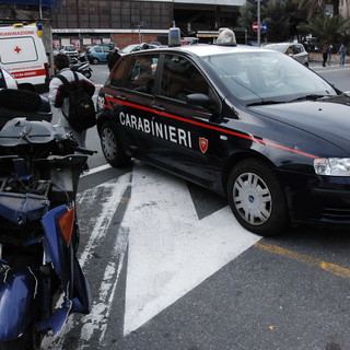 Sanremo: scontro tra uno scooter ed un'auto in piazza Eroi di fronte al mercato, 41enne portato in ospedale