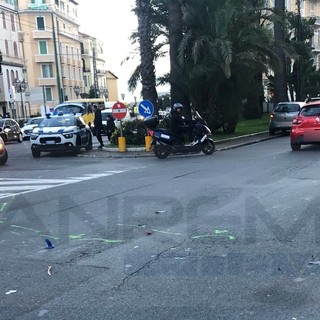 Sanremo: scontro tra due scooter in corso Orazio Raimondo, 20enne trasportato in ospedale (Foto) Sanremo: scontro tra due scooter in corso Orazio Raimondo, 20enne trasportato in ospedale (Foto)