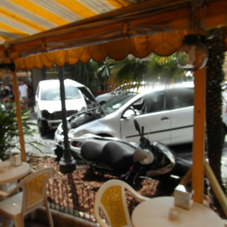 Sfiorata la strage per colpo di sonno in centro a Ventimiglia, schianto tra due auto e scooter che finisce nel dehor del bar affollato Sfiorata la strage per colpo di sonno in centro a Ventimiglia, schianto tra due auto e scooter che finisce nel dehor del bar affollato