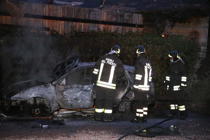 Dolceacqua: incendio distrugge un'auto sulla Provinciale 69 per un corto circuito