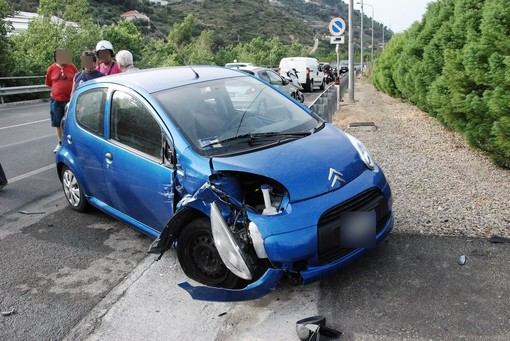 Taggia: perde il controllo dell'auto sul lungo Argentina, semi distrutta una Citroen C1 Taggia: perde il controllo dell'auto sul lungo Argentina, semi distrutta una Citroen C1