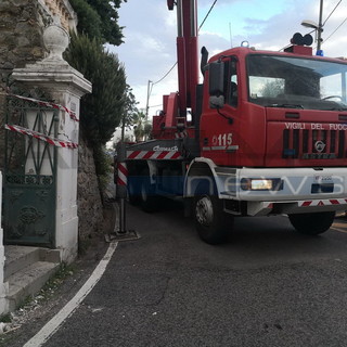 Sanremo: camion trancia cavi della corrente e provoca una fiammata, intervento dei Vigili del Fuoco Sanremo: camion trancia cavi della corrente e provoca una fiammata, intervento dei Vigili del Fuoco
