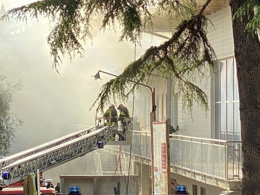 Bordighera: vasto incendio all'interno delle scuole in costruzione di via Napoli, Vigili del Fuoco in azione (Foto e Video)