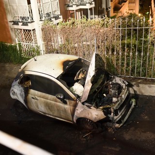 Sanremo: auto distrutta dalla fiamme in via Asquasciati, sul posto Vigili del Fuoco e forze dell'ordine