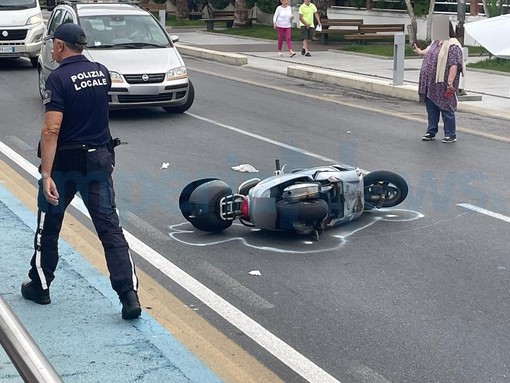 Diano Marina: cade con lo scooter sul lungomare, 39enne trasportato in ospedale (Foto)