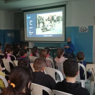 Ventimiglia: successo per l’incontro del campione di handbike Saverio Di Bari con la scuola Media Cavour di Roverino