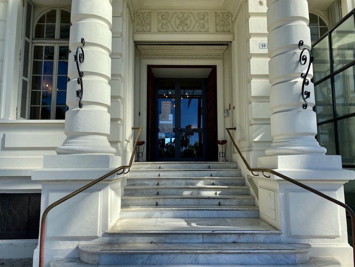 L'ingresso di palazzo Bellevue, sede del Comune di Sanremo