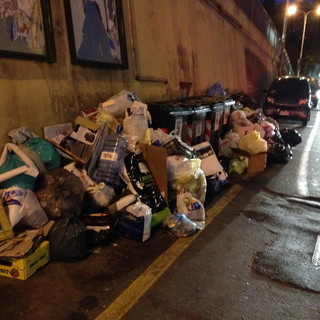 Sanremo: immondizia abbandonata in via Legnano, la maleducazione imperversa in città