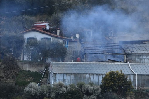 Camporosso: incendio ad una serra in via degli Olandesi, i Vvf evitano che si estenda alla villa vicina