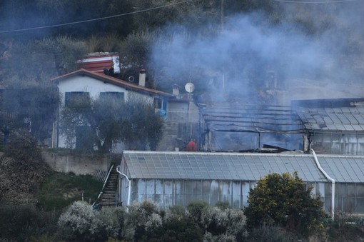 Camporosso: incendio ad una serra in via degli Olandesi, i Vvf evitano che si estenda alla villa vicina Camporosso: incendio ad una serra in via degli Olandesi, i Vvf evitano che si estenda alla villa vicina