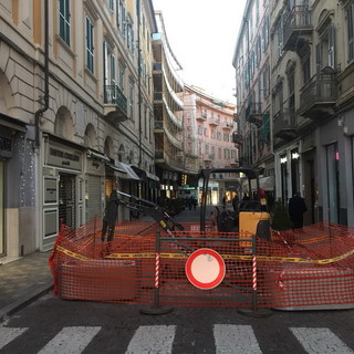 L'installazione delle nuove fioriere antiterrorismo in via Matteotti
