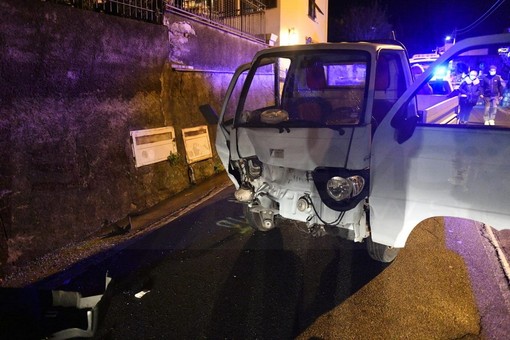 Sanremo: perde il controllo del furgoncino su cui viaggia e si schianta contro un'auto in via D'Annunzio (Foto)