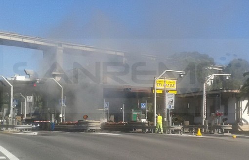 Imperia: auto a fuoco questa mattina al casello autostradale di Imperia Ovest, a Porto Maurizio Imperia: auto a fuoco questa mattina al casello autostradale di Imperia Ovest, a Porto Maurizio