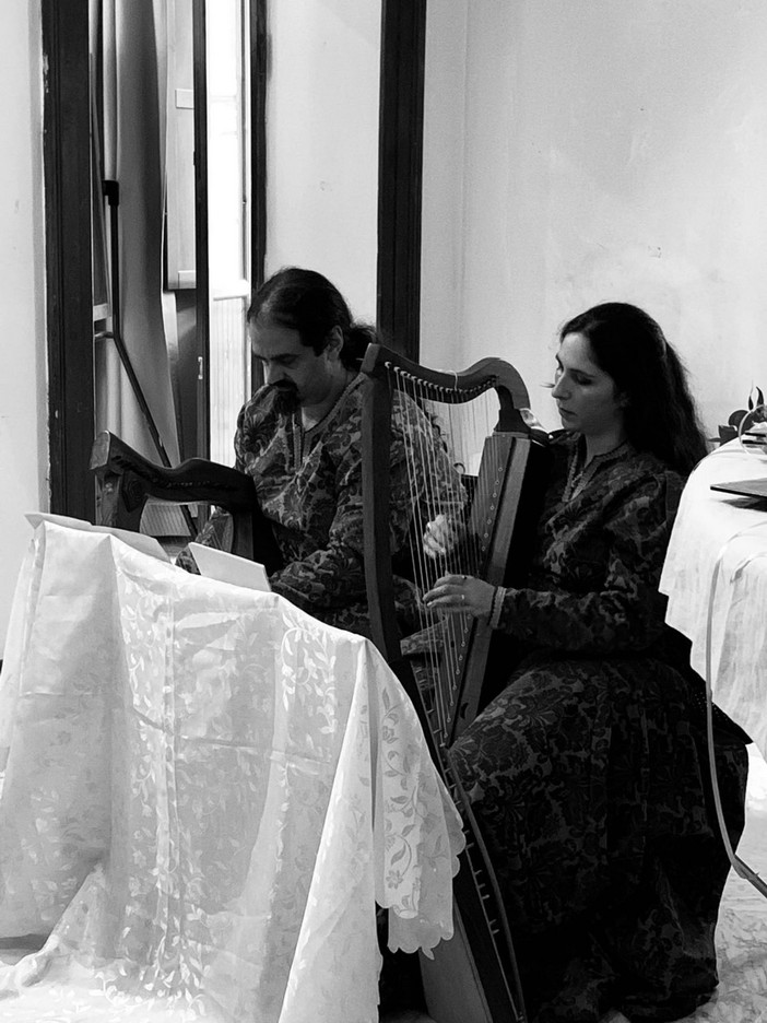 Alla ‘Notte Templare’ di Pratola Peligna, il duo d’Arpe Celtiche e Antiche ‘Il Rubino e lo Smeraldo’ di Montalto ha accolto i visitatori con musica medievale Alla ‘Notte Templare’ di Pratola Peligna, il duo d’Arpe Celtiche e Antiche ‘Il Rubino e lo Smeraldo’ di Montalto ha accolto i visitatori con musica medievale