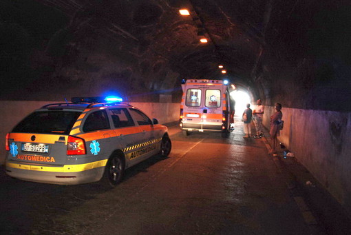Ventimiglia: auto urta quattro turisti francesi a piedi nella galleria della Marina di San Giuseppe