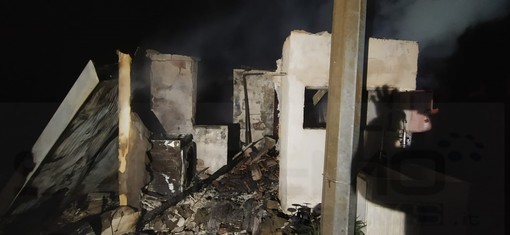 La casa distrutta dall'incendio a Bajardo