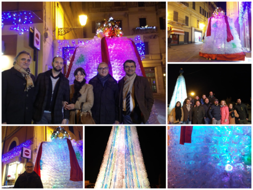 Imperia: inaugurati gli alberi di Natale fatti con bottiglie di plastica, l'ideatore Runco "Riciclo e partecipazione comunitaria" (Foto e video) Imperia: inaugurati gli alberi di Natale fatti con bottiglie di plastica, l'ideatore Runco "Riciclo e partecipazione comunitaria" (Foto e video)
