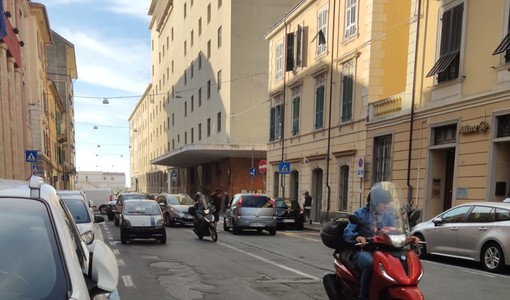 Imperia: scontro tra un'auto e una minicar, nessun ferito e lievi rallentamenti in via Schiva (Foto) Imperia: scontro tra un'auto e una minicar, nessun ferito e lievi rallentamenti in via Schiva (Foto)