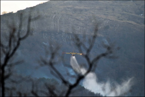 Pietrabruna: incendio di stanotte, le immagini dei soccorsi di oggi di un nostro lettore