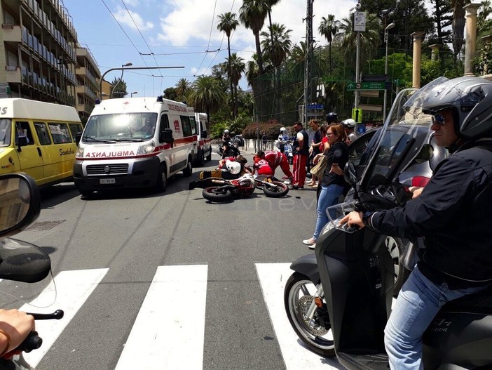 Sanremo: scontro tra una moto e uno scooter in corso Cavallotti, ferita una giovane (Foto) Sanremo: scontro tra una moto e uno scooter in corso Cavallotti, ferita una giovane (Foto)