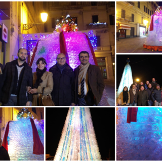 Imperia: inaugurati gli alberi di Natale fatti con bottiglie di plastica, l'ideatore Runco "Riciclo e partecipazione comunitaria" (Foto e video)