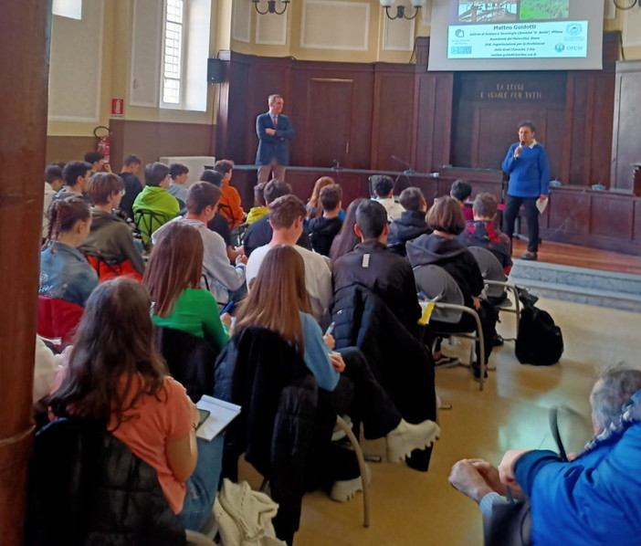 Gli studenti dell'ITI Galilei di Imperia all'incontro promosso dall'Associazione ApertaMente sui danni a lungo termine dei conflitti armati per uomo e ambiente Gli studenti dell'ITI Galilei di Imperia all'incontro promosso dall'Associazione ApertaMente sui danni a lungo termine dei conflitti armati per uomo e ambiente