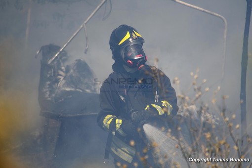 Le immagini dell'incendio (Foto Tonino Bonomo)