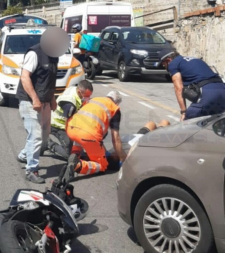 Sanremo: scontro auto-moto in corso Mazzini di fronte allo stadio, lievi ferite per un centauro (Foto)