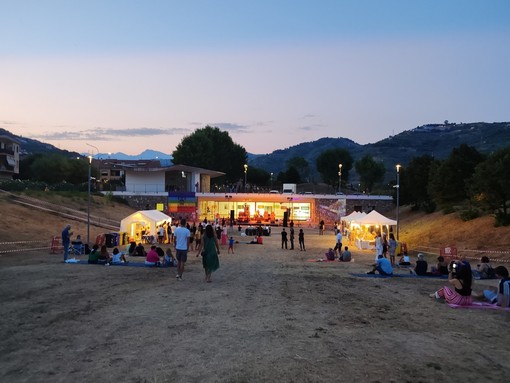 Musica dal vivo, mostra di pittura, food &amp; drink: a Camporosso ultima serata di 'In memory of Woodstock' (Foto)