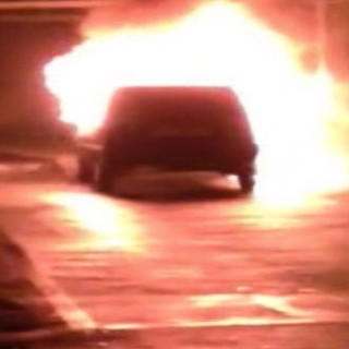 Vallecrosia: Fiat Panda distrutta da un incendio in piazza del Popolo, indagini dei Carabineiri