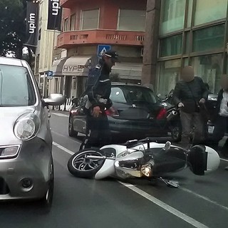Sanremo: incidente in via Roma, scooter centra un'auto e finisce sull'altra corsia (Foto) Sanremo: incidente in via Roma, scooter centra un'auto e finisce sull'altra corsia (Foto)