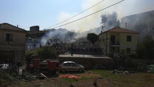 Taggia: incendio di sterpaglie in strada dei Contrabbandieri vicino al centro commerciale (Foto e Video) Taggia: incendio di sterpaglie in strada dei Contrabbandieri vicino al centro commerciale (Foto e Video)