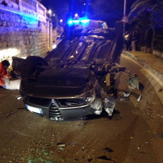 Sanremo: un'auto si capotta in corso Inglesi, due persone ferite. L'incidente ieri poco prima di mezzanotte