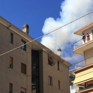 Arma di Taggia: incendio in una palazzina di via Marco Polo, intervento di Vigili del Fuoco e 118 (Foto e Video)