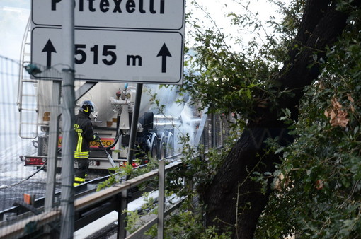 San Lorenzo al Mare: camion a fuoco sull'autostrada in direzione Francia, traffico nuovamente bloccato San Lorenzo al Mare: camion a fuoco sull'autostrada in direzione Francia, traffico nuovamente bloccato